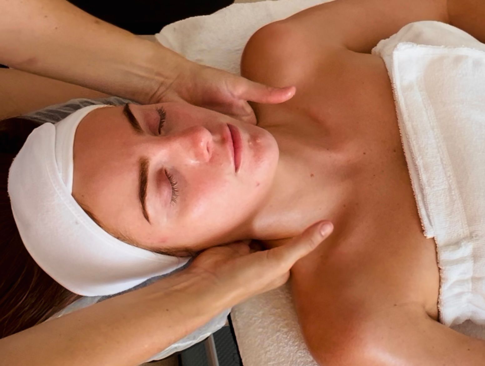 Facial, Décolletage and Neck Massage
